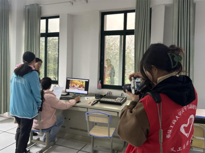 光影筑夢，愛心同行——文新青服赴迎龍中學開展公益攝影攝像志愿服務活動紀實